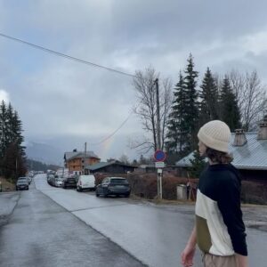 Angèle Vivier Instagram - Bien arrivés en Haute-Savoie.

Programme : 
- Ski, malgré le manque de neige… ❄️ 
- Randonnées 😍🥾.
- Sport/yoga 🧘‍♀️💪
- Lecture 📖 
- Reprendre la guitare que j’ai trop longtemps mis de côté (j’ai emmené celle de voyage avec moi 😅) 🎶

On va essayer de profiter un max de la nature car on étouffe à Paris, nos cœurs en ont gravement besoin et le plus régulièrement possible pour supporter la ville 😅✌️.

La nature nous apaise et nous rend plus authentique ❤️

#combloux #secondhome #lamontagnecavousgagne #weshmademoiselle #mountain
