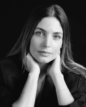 Angèle Vivier Instagram - Ce que j’ai appris en 2023 :

- Valoriser la qualité des relations plutôt que la quantité.
- Remettre en question les schémas qui ne me conviennent plus.
- La pratique sportive quotidienne apporte des bienfaits physiques et mentaux significatifs.
- L’authenticité avec soi-même et les autres évite des situations inconfortables.
- Ne pas se laisser décourager par les opinions négatives.
- Ceux qui critiquent ta lumière devraient allumer la leur.
- Apprécier l’effet de l’anesthésie 😂.
- La guérison complète de mon genou.
- Ma dépendance totale à Netflix.
- Être une maman chien avec son lot de promenades, de câlins, de rencontres, de dépenses, de poils et d’amour. 
- Utiliser les expressions « Outfit » et « Boring » 😂
-Quand tu es à découvert, ton banquier, ce magicien, devient un expert en « retrait d’argent inexistant/invisible » 😅.
-L’entraide c’est merveilleux. 

Ce que je souhaite pour 2024 :

- Continuer à cultiver des relations significatives.
- Développer des habitudes alignées avec ma vision future.
- Poursuivre ma formation en yoga et entamer une formation de coach (sport/mental).
- Approcher au plus près de mon plein potentiel.
- Continuer à apprendre et remettre en question.
- Avoir confiance en moi.
- Prévoir une autre « anesthésie » 😂.
- Réduire Netflix et privilégier la lecture.
- Résister à l’achat/adoption d’un énième animal.
- Éviter les découverts 😅.
- Maintenir les castings « au cas où ».
- Professionnaliser et développer mes réseaux sociaux pour partager avec vous. 
- Créer, écrire, dessiner, photographier, filmer.
- Voyager, explorer, rencontrer, randonner, photographier.
- Rire encore et toujours 
- Continuer à apporter mon soutien lorsque j’en ai l’énergie et les moyens. 

La liste est longue, je ne pourrais peut-être pas tout accomplir cette année et la vie offre son lot de surprises qui peuvent nous conduire vers des chemins inattendus, mais je trouve la démarche de cette liste intéressante à revisiter de temps en temps.

#model #actress #wish #list