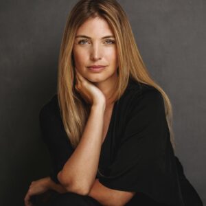 Angèle Vivier Instagram - ⭐️ La rentrée ⭐️

Ça y est, c’est la rentrée pour moi, toujours nourrie par de multiples envies et pensées qui me caractérisent. 

Dans le but de m’accomplir pleinement et d’éviter de passer à côté de moi-même et de mon rôle dans le tout qui nous définit ensemble, j’ai décidé de me former Ad vitam æternam dans tout ce qui fait appelle à moi, me passionne et fait écho en mon âme et conscience ! 

Après la comédie et le yoga, je continue en commençant lundi un premier module à l’école Européenne des Philosophies et Psychothérapie Appliquées @eepaparis, un espace d'enseignement, fondé sur la vision holistique de l'individu dans toutes ses dimensions : physique, psychique et universelle ! Cette école et sa philosophie m’a naturellement attiré m’intéressant à ces domaines depuis petite. 

Mardi j’enchaîne sur la reprise du tournage avec mes compagnons des « Mystères de l’amour » que j’ai hâte de retrouver. (Quel grand et passionnant mystère qu’est l’amour)! 

Je vais également m’activer pour relancer mes démarches dans le milieu artistique et des réseaux sociaux (castings, création de contenu, recherche d’agent).

Ainsi un jour j’espère pouvoir lier mes passions, formations et prédispositions ensembles pour en vivre encore mieux et m’y épanouir pleinement ! 

En ce début d’année, ré-animons notre force vitale, animons le feu intérieur, prenons le taureau par les cornes et persévérons ! 

📸 : @krissloganphoto 

#rentrée #passion #love #actress #formation #voeux