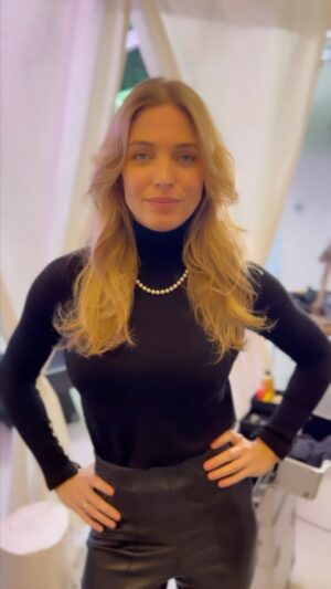 Angèle Vivier Instagram - Aujourd’hui j’ai confié mes cheveux à l’artiste/coiffeur @jordan_mons 😍 ! Best idée ! Il est super talentueux et minutieux en plus d’être super sympa !

Si toi aussi tu veux t’offrir une nouvelle tête pour les fêtes, n’hésite pas ! Son salon se trouve 5 rue Dante à Paris, dans le super quartier de St-Germain/ St Michel ! 

Qu’est ce que vous en pensez ? 🥰

#hairstyle  #hair #blondhair