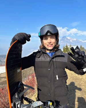 Angèle Vivier Instagram - Fin des vacances à la montagnes avec une médaille de snow 1 pour Joshua cette année 🥰.

On a fini la journée par une petite randonnée et puis on va commencer nos valises avec l’envie de venir beaucoup plus souvent cette année, profiter de ma famille, des randonnées et de l’air de la montagne 🥰.

❄️❄️❄️❄️❄️❄️❄️❄️❄️