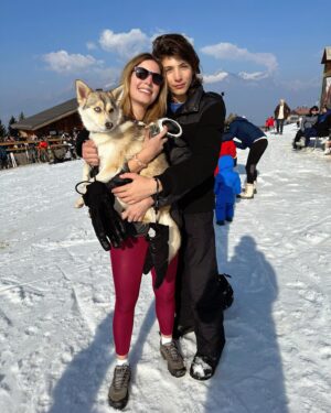 Angèle Vivier Instagram - Fin des vacances à la montagnes avec une médaille de snow 1 pour Joshua cette année 🥰.

On a fini la journée par une petite randonnée et puis on va commencer nos valises avec l’envie de venir beaucoup plus souvent cette année, profiter de ma famille, des randonnées et de l’air de la montagne 🥰.

❄️❄️❄️❄️❄️❄️❄️❄️❄️