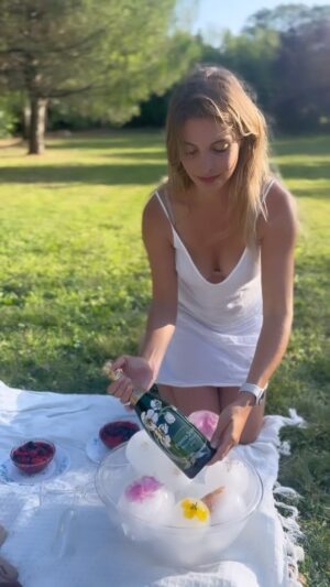 Angèle Vivier Instagram - 🌸Pique-nique simple et romantique🌸

 J’ai eu la chance de déguster un champagne délicieux grace à @millesima ❤️

Millésima, acteur historique de la vente de vins en ligne, propose une large gamme de grands crus classés, champagnes, vins en primeurs et vins du monde

- Leurs plus : Un service de qualité : conseillers diplômés du vin, choix exceptionnel, vins avec une origine propriété garantie, personnalisation des caisses bois...

- J’ai dégusté la cuvée Belle Epoque Brut Cocoon de Perrier-Jouët et son coffret en édition limitée pour un moment de gourmandise à la venue des beaux jours

❗

L’abus d’alcool est dangereux pour la santé, à consommer avec modération 

#millesima #millesimalovers #perrierjouet #champagne #piquenique #romantique #romantic #moment #foodlovers #wine