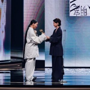Angelica Lee Instagram - 謝謝金曲獎的邀請，很高興可以來參與這場音樂的盛會。

音樂原始力，沒有曲，歌詞只是文字，弦律是天外飛來的光、藝術品，也是音樂創作人最需要被保護好的一顆初心。恭喜最佳作曲人徐佳瑩，她是我很喜歡的音樂人，幾乎每張專輯我都有收藏，今天能夠頒獎給她，心裡很感動。

美麗的開始是成功的基礎，恭喜最佳新人獎洪佩瑜，一位音質非常特殊，唱歌情感真摯豐沛的音樂人。

Stylist @karyphoto
Outfit @lanecrawford 
Jewelry @yunyunsun_official 
Hairstylist @hparkdick 
Makeup @jjshuchen 

#金曲34 #lanecrawford