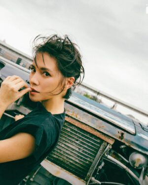 Angelica Lee Instagram - 「我的靈魂是自由的，擁有自主的力量，能決定自己要做的事，一旦下定決心就不會後悔跟埋怨。」

曾說自己是冒險型人格的李心潔笑說，這幾年在追求快樂自由的人生道路上，已經給自己展開了太多挑戰，像是決定轉戰幕後成為導演拍攝紀錄片，以及想都沒想過會再做音樂的她，先是以搖滾女神之姿重拾麥克風站上高雄大港開唱，就令她直呼是很大的冒險！緊接著又再給自己一個大挑戰，將在今年盛夏七月於北流舉辦人生第一場演唱會《盛開。我的名字叫李心潔》。

「重新回到歌壇，再次有這個動力和滿滿的熱情去做音樂，而且還決定舉辦我生命中首場個人演唱會，真的是快樂大於緊張，有一點像是個小孩子迫不及待地想衝上舞台開心的大聲唱歌，可說是完全回到小時候喜歡唱歌的那種自由和純粹。」她說。全然將用音樂令人聆聽她的人生旅程，眼前的李心潔現下以時刻展現的爽朗燦笑透露這場舞台表演從第一秒到最後一刻都會是驚喜，一如她生命每一瞬自由爛燦綻放的耀眼。

🔗 李心潔 ♡ 全文專訪請點 
➠ https://mctw.io/4za2k7

#MarieClaire #盛開 #我的名字叫李心潔