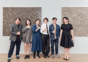 Angelica Lee Instagram - 謝謝所有到來支持「不止於靜」畫展的好友恩師，感激不盡。

謝謝小玲姐，陶子姐，依晨，康永哥，建騏，子育，Sandra特地抽空來看展。
謝謝尊彩藝術中心的余總和陳總。
謝謝所有無法到場卻送上美麗花架祝賀的朋友。

【展覽資訊】
不止於靜－李心潔 個展
Beyond Silence – Sinje Lee Solo Exhibition 
展期｜2023.09.16（六）-2023.10.18（三）
開幕｜2023.09.16（六）15:00
地點｜尊彩藝術中心二樓展覽館（台北市內湖區瑞光路366號）
開放時間｜週二至週日11:00-18:00，週一休館

Styling Kary Kwok @karyphoto 
Outfit @brunellocucinelli_brand @lanecrawford
#brunellocucinelli_brand
#brunellocucinelli
#cucinelli
#lanecrawford

#尊彩藝術中心 #LiangGallery #李心潔 #SinjeLee #不止於靜 #beyondsilence