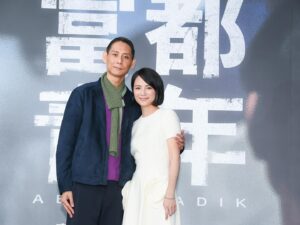 Angelica Lee Instagram - 富都青年記者會，感覺像是一家人坐在一起😂😂。
記者們都表達了他們對富都青年的喜愛，每個人都激動的說出自己的感動程度。

再一次提醒富都青年12月1日全台上映，台灣將是富都青年的全球第一站，緊接著12月7日香港上映，12月14日馬來西亞上映，請各地的朋友一定要跟朋友家人手牽手一起走進戲院一起來感受富都給你的感動。

富度青年的演員燈金煌（飾演money姐的角色），將會在台灣首映第一次看電影，他說他怕面紙也不夠用，可能要帶浴巾進去😂😂😂。

#富都青年

Stylist: @johnnykhookhoo
Dress: @maisonvalentino
Jewellery: @tiffanyandco
Makeup: @jjshuchen
Hair: @hparkdick

#maisonvalentino
#TiffanyAndCo