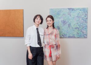 Angelica Lee Instagram - 謝謝所有到來支持「不止於靜」畫展的好友恩師，感激不盡。

謝謝小玲姐，陶子姐，依晨，康永哥，建騏，子育，Sandra特地抽空來看展。
謝謝尊彩藝術中心的余總和陳總。
謝謝所有無法到場卻送上美麗花架祝賀的朋友。

【展覽資訊】
不止於靜－李心潔 個展
Beyond Silence – Sinje Lee Solo Exhibition 
展期｜2023.09.16（六）-2023.10.18（三）
開幕｜2023.09.16（六）15:00
地點｜尊彩藝術中心二樓展覽館（台北市內湖區瑞光路366號）
開放時間｜週二至週日11:00-18:00，週一休館

Styling Kary Kwok @karyphoto 
Outfit @brunellocucinelli_brand @lanecrawford
#brunellocucinelli_brand
#brunellocucinelli
#cucinelli
#lanecrawford

#尊彩藝術中心 #LiangGallery #李心潔 #SinjeLee #不止於靜 #beyondsilence