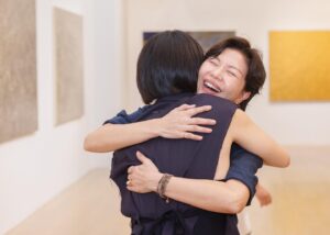Angelica Lee Instagram - 謝謝所有到來支持「不止於靜」畫展的好友恩師，感激不盡。

謝謝小玲姐，陶子姐，依晨，康永哥，建騏，子育，Sandra特地抽空來看展。
謝謝尊彩藝術中心的余總和陳總。
謝謝所有無法到場卻送上美麗花架祝賀的朋友。

【展覽資訊】
不止於靜－李心潔 個展
Beyond Silence – Sinje Lee Solo Exhibition 
展期｜2023.09.16（六）-2023.10.18（三）
開幕｜2023.09.16（六）15:00
地點｜尊彩藝術中心二樓展覽館（台北市內湖區瑞光路366號）
開放時間｜週二至週日11:00-18:00，週一休館

Styling Kary Kwok @karyphoto 
Outfit @brunellocucinelli_brand @lanecrawford
#brunellocucinelli_brand
#brunellocucinelli
#cucinelli
#lanecrawford

#尊彩藝術中心 #LiangGallery #李心潔 #SinjeLee #不止於靜 #beyondsilence