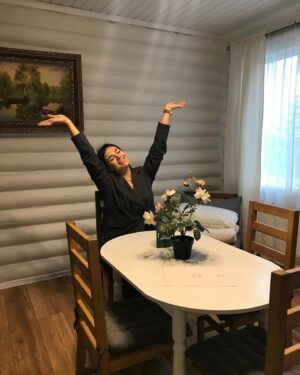 Angelina Tatarchenkova Instagram - Какую главную цель Вы поставили себе на Весну? Уже её экватор 💫

Я вот поймала себя на мысли, что перестала ставить цели перед собой. Есть, конечно, долгосрочные, я периодически их перечитываю, чтобы действовать в заданном направлении... Но краткосрочные цели уже свелись к плану на день. Написала - выполнила, без оттяжек. Но между ними ведь находятся те, которые можно и нужно осуществлять... А их нет. 

В итоге всё приводит к тому, что долгосрочные - еще недостижимы, ведь ты ничего не можешь сделать, чтобы быстро их осуществить... Мотивация сразу падает, ты думаешь, что не достигнешь успеха... И что делать?! 

Надо правильно распределять свои силы и разбивать глобальную цель НА ПОДЦЕЛИ, тогда Вы будете чувствовать, что с каждым шагом реально ближе к осуществлению! Поэтому я планирую возобновить и расписать всë снова до малейших деталей. Так мечты и становятся явью 🙏 

Что думаете?

#цель #саморазвитие #мотивация #успех ##реклмендация #сила #достижение #достижениецели #личность #развитие #мышление #личностныйрост #совет #напоминание