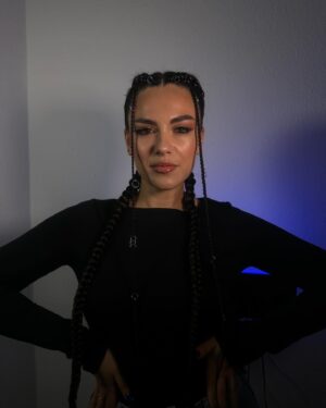Angelina Tatarchenkova Instagram - В любом деле, когда хочется всё бросить, уйти, сдаться... Представьте, что ТАКОЙ ВАРИАНТ ПРОСТО НЕВОЗМОЖЕН 🤌 

Мы же умеем программировать себя! Но, почему-то, зачастую на негатив. К примеру: нет-нет, на эту работу я не пойду, пускай и много платят, но у меня НЕ ПОЛУЧИТСЯ. И всё, пошло внушение. Или: я не напишу менеджеру этой знаменитости для коллбаба, чтобы даже просто узнать условия, ведь меня пошлют, МНЕ СТРАШНО. В итоге - сработало, даже не пытаемся, ибо внушили себе плохое заранее. 

А давайте наоборот?) И это применимо КО ВСЕМ СФЕРАМ ЖИЗНИ! ❤️‍🔥 Да, поссорилась с мужем, он меня не понимает... Стоп. А варианта развода больше нет. Вот нет в природе. Что ты будешь делать?) Сразу найдется МИЛЛИОН ВАРИАНТОВ НАЙТИ КОМПРОМИСС, услышать друг друга. Или: сложно тянуть своё дело, задолбала эта ответственность и вечные финансовые трудности, уйду снова в найм, так проще... ОЙ. А такого варианта нет! И сразу ты находишь сотни возможностей преодолеть испытания! 

Давайте так: с этого дня СБЕГАТЬ ОТ ПРОБЛЕМ НЕПОЗВОЛИТЕЛЬНО. Только стараться, искать решения и программировать себя на лучшее! И всё сразу станет иначе ☀ Проверим?)

#личность #саморазвитие #город #рекомендация #рилс #reels #дружбагородов 
#мотивация #развитие #личностныйрост #путь
#работанадсобой #саморазвитие #личность #мотивация #успех #вариант #сила #страх #мылсли