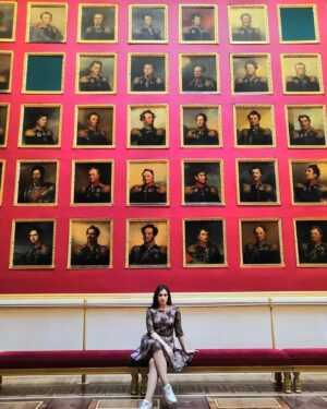 Angelina Tatarchenkova Instagram - Ох, Петербург, великолепный город с богатой историей и красивейшей архитектурой, но как говорят, каждому своё мнение, да?👏

Я поняла что сейчас не готова лететь в Питер. Возможно, это связано с определенными событиями или эмоциями, которые я испытала там. Там у меня было две любви, которые вышли мне боком и я не чувствовала себя счастливой.
Так же думаю, что  ассоциации между местом и опытом могут формировать еще мое эмоциональное восприятие.

Я буду работать над тем, чтобы изменить отношение к месту и возможно этот город мне подарит радостные воспоминания позже. Возможно я просто смогу раз и всё. Сразу спокойно лететь туда без единой негативной мысли, но не сейчас.
Я поняла что если хочу отдохнуть, то явно нужно будет делать это не в Питере… 

#мысли #жизнь #воспоминания #санктпетербург #город #блог