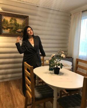 Angelina Tatarchenkova Instagram - Какую главную цель Вы поставили себе на Весну? Уже её экватор 💫

Я вот поймала себя на мысли, что перестала ставить цели перед собой. Есть, конечно, долгосрочные, я периодически их перечитываю, чтобы действовать в заданном направлении... Но краткосрочные цели уже свелись к плану на день. Написала - выполнила, без оттяжек. Но между ними ведь находятся те, которые можно и нужно осуществлять... А их нет. 

В итоге всё приводит к тому, что долгосрочные - еще недостижимы, ведь ты ничего не можешь сделать, чтобы быстро их осуществить... Мотивация сразу падает, ты думаешь, что не достигнешь успеха... И что делать?! 

Надо правильно распределять свои силы и разбивать глобальную цель НА ПОДЦЕЛИ, тогда Вы будете чувствовать, что с каждым шагом реально ближе к осуществлению! Поэтому я планирую возобновить и расписать всë снова до малейших деталей. Так мечты и становятся явью 🙏 

Что думаете?

#цель #саморазвитие #мотивация #успех ##реклмендация #сила #достижение #достижениецели #личность #развитие #мышление #личностныйрост #совет #напоминание