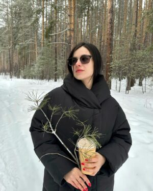Angelina Tatarchenkova Instagram - 💫Как найти себя и обрести гармонию в себе? 

Я так много раз сталкиваюсь с этим вопросом. Кто я такая? Чего хочу от этой жизни? Это естественное стремление к самопознанию и самореализации, ведь каждый из нас уникален, со своими мечтами, ценностями и стремлениями.

Я хочу поделиться пунктами, которые помогают мне:

✅Проведите время наедине с собой:
Найдите время для размышлений, медитации или просто тишины, чтобы услышать свой внутренний голос и понять, что именно важно для вас.

✅Исследуйте свои увлечения и страсти:
Откройте для себя то, что вас действительно волнует. Попробуйте новые хобби, изучайте новые области, общайтесь с единомышленниками.

✅Примите свои недостатки и цените свои достоинства:
Никто не совершенен, и важно принять себя таким, какой вы есть. Умение ценить свои сильные стороны и одновременно работать над своими слабостями поможет вам найти гармонию.

✅Стремитесь к саморазвитию:
Обучение, чтение, новые опыты - все это помогает расширить ваши горизонты и лучше понять себя и окружающий мир.

✅Будьте открыты к изменениям:
Жизнь постоянно меняется, и наша идентичность тоже. Позвольте себе меняться и расти. Попробуйте новое

Я еще тоже в работе, ведь обретение гармонии с собой - это постоянный сложный процесс, но каждый шаг на этом пути приносит новые открытия и самопознания✨

Люблю🫶🏻

#самопознание #саморазвитие  #развитие #сила #блог #блоггер #психология #мотивация
