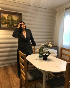 Angelina Tatarchenkova Instagram - Какую главную цель Вы поставили себе на Весну? Уже её экватор 💫

Я вот поймала себя на мысли, что перестала ставить цели перед собой. Есть, конечно, долгосрочные, я периодически их перечитываю, чтобы действовать в заданном направлении... Но краткосрочные цели уже свелись к плану на день. Написала - выполнила, без оттяжек. Но между ними ведь находятся те, которые можно и нужно осуществлять... А их нет. 

В итоге всё приводит к тому, что долгосрочные - еще недостижимы, ведь ты ничего не можешь сделать, чтобы быстро их осуществить... Мотивация сразу падает, ты думаешь, что не достигнешь успеха... И что делать?! 

Надо правильно распределять свои силы и разбивать глобальную цель НА ПОДЦЕЛИ, тогда Вы будете чувствовать, что с каждым шагом реально ближе к осуществлению! Поэтому я планирую возобновить и расписать всë снова до малейших деталей. Так мечты и становятся явью 🙏 

Что думаете?

#цель #саморазвитие #мотивация #успех ##реклмендация #сила #достижение #достижениецели #личность #развитие #мышление #личностныйрост #совет #напоминание
