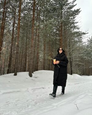 Angelina Tatarchenkova Instagram - 💫Как найти себя и обрести гармонию в себе? 

Я так много раз сталкиваюсь с этим вопросом. Кто я такая? Чего хочу от этой жизни? Это естественное стремление к самопознанию и самореализации, ведь каждый из нас уникален, со своими мечтами, ценностями и стремлениями.

Я хочу поделиться пунктами, которые помогают мне:

✅Проведите время наедине с собой:
Найдите время для размышлений, медитации или просто тишины, чтобы услышать свой внутренний голос и понять, что именно важно для вас.

✅Исследуйте свои увлечения и страсти:
Откройте для себя то, что вас действительно волнует. Попробуйте новые хобби, изучайте новые области, общайтесь с единомышленниками.

✅Примите свои недостатки и цените свои достоинства:
Никто не совершенен, и важно принять себя таким, какой вы есть. Умение ценить свои сильные стороны и одновременно работать над своими слабостями поможет вам найти гармонию.

✅Стремитесь к саморазвитию:
Обучение, чтение, новые опыты - все это помогает расширить ваши горизонты и лучше понять себя и окружающий мир.

✅Будьте открыты к изменениям:
Жизнь постоянно меняется, и наша идентичность тоже. Позвольте себе меняться и расти. Попробуйте новое

Я еще тоже в работе, ведь обретение гармонии с собой - это постоянный сложный процесс, но каждый шаг на этом пути приносит новые открытия и самопознания✨

Люблю🫶🏻

#самопознание #саморазвитие  #развитие #сила #блог #блоггер #психология #мотивация