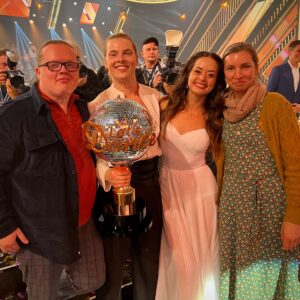 Angelo Kelly Instagram - Danke, liebe Malika, dass Du unseren Sohn Gabriel so liebevoll in die Welt des Tanzes geführt hast! Junge Menschen brauchen, außerhalb der Familie, Mentoren im Leben und dafür sind wir Dir sehr dankbar! Gabriel, Du hast in den letzten Monaten immer 100% gegeben und bist dabei Du selbst geblieben! Wir sind so stolz auf Dich und gratulieren Malika und Dir zum Sieg dieser wunderschönen Let‘s Dance Staffel 👏❤️👏