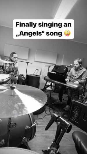Angelo Kelly Instagram - You guys finally got what you wanted. Me singing an „Angels“ song 🤪❤️🎤

@robbiewilliams #angels #robbiewilliams #mixtape #tour #angelokelly #anangel #kellyfamily #thekellyfamily #kellys @matthiaskraussofficial