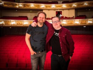Angelo Kelly Instagram - Danke, Berlin für diesen wunderbaren Tourabschluss 🥰 Es war eine Tour, die noch lange in Erinnerung bleiben wird und ich möchte mich ganz herzlich bei jedem Einzelnen von Euch bedanken, der bei einem der Konzerte dabei war. ❤️ Jetzt freuen wir uns auf die „Best Of MIXTAPE“ Sommer Tour und wir würden uns freuen, viele von Euch wieder zu sehen 🎸🥳🥁 

#angelokelly #matthiaskrauss #mixtape
