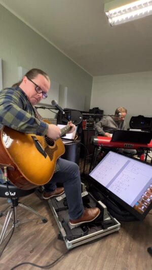 Angelo Kelly Instagram - MIXTAPE Proben 😎
Wir Proben seit einigen Tagen zusammen und freuen uns das es bald endlich losgeht 🕺🥳💃 Have a wonderful Sunday everyone 😘

Tourdaten: www.angelokelly.de