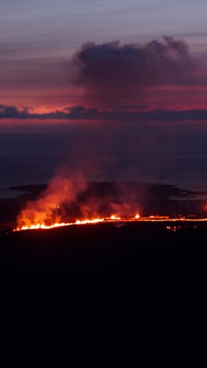 Ângelo Rodrigues Instagram - No coração da Terra, ergue-se majestoso o guardião do fogo e da fúria. Com um porte de respeito, desafia os céus e comanda as terras ao redor. As entranhas pulsam como o coração da própria mãe Natureza e carregam nelas um rugido ancestral. O fumo que se eleva é sussurro para os deuses: será oração em forma de chamas ou um pedido de ajuda?