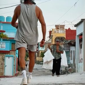 Ângelo Rodrigues Instagram - Visitar Trinidad é como entrar numa cápsula do tempo. A cidade, com herança dos europeus que aqui passaram nos séculos 18 e 19, é um deleite para os olhos. 

Ora vemos igrejas deslumbrantes, ora casitas coloniais coloridas, tudo parece saído de um conto de fadas. 

As ruas de paralelepípedos deixariam qualquer calceteiro sentir-se um amador. Por outro lado, são o pânico de donzelas que ousem usar salto alto. 

Cada esquina reserva uma nova surpresa, seja um músico de rua que toca salsa ou uma vendedora de charutos cubanos; 

Trinidad é um vislumbre gratuito do passado, com aquele toque caloroso e bom feeling cubanos.

📸 @rolandoli_photography
