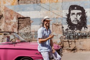 Ângelo Rodrigues Instagram - Andei a vida toda enganado pelos Manu Chao. Marijuana é realmente difícil de encontrar em Cuba. Ele cantavam “Me gusta marijuana, me gustas tu” e eu acreditava, piamente, que Cuba era a disneylândia desta planta dos deuses. Ora não podia estar mais enganado, pois aqui é mais charutos. Qualquer hora é boa para fumar um, dizem os locais. Vou colocar em prática este mandamento insular (imersão cultural, cof cof). Estou certo que trará bons ensinamentos. Descansem, se precisar de um pulmão, aviso. 

📸 @cubansoulpics