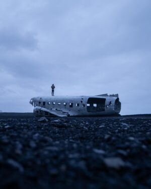 Ângelo Rodrigues Instagram - A cada viagem vou levantando o véu do grande mistério que é a nossa espécie. É uma empreitada sem fim, mas acredito que lá no final valha a pena. Este cenário meio Mad Max — é o que resta de um avião da Força Aérea americana que se despenhou aqui há cinquenta anos — põs-me a pensar na nossa insignificância. Somos estupidamente frágeis diante tudo o que nos rodeia. 

Entender o lugar que ocupamos neste puzzle pode ser assustador quando  percebemos que somos só bugiganga do universo. Diante do abismo da insignificância, o que fazer? Os entendidos nestas questões talvez recomendassem “viver uma vida com propósito”.

Com este screensaver, a busca pelo silêncio interior atinge uma nota mais profunda. Parece que, à medida que me distancio do ruído do mundo, o que vem a seguir torna-se mais nítido. Assim, mais do que uma jornada geográfica, cada viagem é mais um passo em direção à quietude.