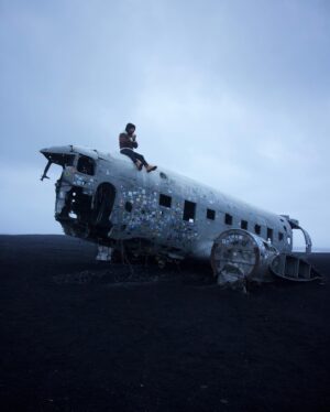 Ângelo Rodrigues Instagram - A cada viagem vou levantando o véu do grande mistério que é a nossa espécie. É uma empreitada sem fim, mas acredito que lá no final valha a pena. Este cenário meio Mad Max — é o que resta de um avião da Força Aérea americana que se despenhou aqui há cinquenta anos — põs-me a pensar na nossa insignificância. Somos estupidamente frágeis diante tudo o que nos rodeia. 

Entender o lugar que ocupamos neste puzzle pode ser assustador quando  percebemos que somos só bugiganga do universo. Diante do abismo da insignificância, o que fazer? Os entendidos nestas questões talvez recomendassem “viver uma vida com propósito”.

Com este screensaver, a busca pelo silêncio interior atinge uma nota mais profunda. Parece que, à medida que me distancio do ruído do mundo, o que vem a seguir torna-se mais nítido. Assim, mais do que uma jornada geográfica, cada viagem é mais um passo em direção à quietude.