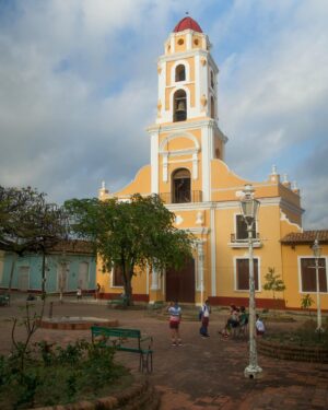 Ângelo Rodrigues Instagram - Visitar Trinidad é como entrar numa cápsula do tempo. A cidade, com herança dos europeus que aqui passaram nos séculos 18 e 19, é um deleite para os olhos. 

Ora vemos igrejas deslumbrantes, ora casitas coloniais coloridas, tudo parece saído de um conto de fadas. 

As ruas de paralelepípedos deixariam qualquer calceteiro sentir-se um amador. Por outro lado, são o pânico de donzelas que ousem usar salto alto. 

Cada esquina reserva uma nova surpresa, seja um músico de rua que toca salsa ou uma vendedora de charutos cubanos; 

Trinidad é um vislumbre gratuito do passado, com aquele toque caloroso e bom feeling cubanos.

📸 @rolandoli_photography