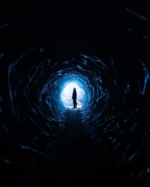 Ângelo Rodrigues Instagram - Podia ser o esófago de uma baleia, mas é só uma caverna de gelo que brotou do vulcão Katla. Vejam as imagens e digam-me se Deus não existe.