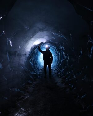 Ângelo Rodrigues Instagram - Podia ser o esófago de uma baleia, mas é só uma caverna de gelo que brotou do vulcão Katla. Vejam as imagens e digam-me se Deus não existe.