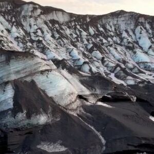 Ângelo Rodrigues Instagram - Podia ser o esófago de uma baleia, mas é só uma caverna de gelo que brotou do vulcão Katla. Vejam as imagens e digam-me se Deus não existe.