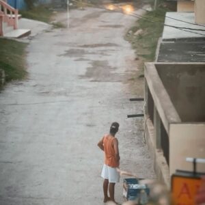 Ângelo Rodrigues Instagram - Visitar Trinidad é como entrar numa cápsula do tempo. A cidade, com herança dos europeus que aqui passaram nos séculos 18 e 19, é um deleite para os olhos. 

Ora vemos igrejas deslumbrantes, ora casitas coloniais coloridas, tudo parece saído de um conto de fadas. 

As ruas de paralelepípedos deixariam qualquer calceteiro sentir-se um amador. Por outro lado, são o pânico de donzelas que ousem usar salto alto. 

Cada esquina reserva uma nova surpresa, seja um músico de rua que toca salsa ou uma vendedora de charutos cubanos; 

Trinidad é um vislumbre gratuito do passado, com aquele toque caloroso e bom feeling cubanos.

📸 @rolandoli_photography