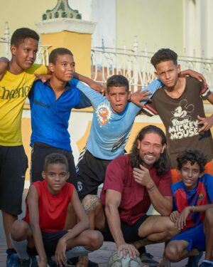 Ângelo Rodrigues Instagram - Visitar Trinidad é como entrar numa cápsula do tempo. A cidade, com herança dos europeus que aqui passaram nos séculos 18 e 19, é um deleite para os olhos. 

Ora vemos igrejas deslumbrantes, ora casitas coloniais coloridas, tudo parece saído de um conto de fadas. 

As ruas de paralelepípedos deixariam qualquer calceteiro sentir-se um amador. Por outro lado, são o pânico de donzelas que ousem usar salto alto. 

Cada esquina reserva uma nova surpresa, seja um músico de rua que toca salsa ou uma vendedora de charutos cubanos; 

Trinidad é um vislumbre gratuito do passado, com aquele toque caloroso e bom feeling cubanos.

📸 @rolandoli_photography