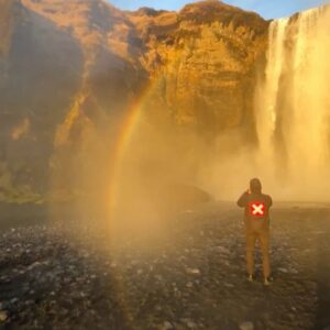 Ângelo Rodrigues Instagram - Alguma vez se depararam com um fenómeno tão extraordinário que vos deixou verdadeiramente sem palavras? Recentemente, vivi um desses momentos e ainda não recuperei o fôlego. Não falo da cascata de Skógafoss, a protagonista da fotografia, falo de um acontecimento raro: um arco-íris completo de 360 graus. Não sei quanto a vocês, mas estas coisas impactam-me (slide 3 e 5).

Reservei alguns minutos para observar a Natureza a compor a sua sinfonia. O céu, tingido em tons de espanto, parecia buscar aprovação na vastidão que o envolvia. Gotículas de água e uma ventania intensa entrelaçavam-se num espetáculo divino. Entre as lágrimas da chuva, fiquei estático diante do círculo mágico que se formava (slide 2).

Que mistério seria aquele que me deixou em transe? Um manto celeste, uma ode ao Belo, ou um portal para outras dimensões? Muitas questões, aproximadamente zero respostas. Contudo, ali fiquei, em silêncio, aguardando alguma explicação divina que tardava em chegar. O tempo desacelerou; havia poesia a desenrolar-se nos céus, como se o próprio Universo estivesse a pintar um quadro de esperança.

O arco-íris é inspiração para buscar a beleza não apenas nos céus, mas dentro de nós. Diante do Belo, harmonizo-me; diante do Belo, encontro alento. Será que a verdadeira beleza está nos olhos de quem vê, ou nos olhos de quem busca?