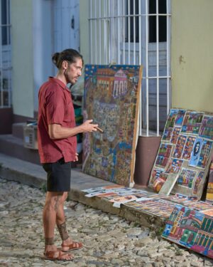 Ângelo Rodrigues Instagram - Visitar Trinidad é como entrar numa cápsula do tempo. A cidade, com herança dos europeus que aqui passaram nos séculos 18 e 19, é um deleite para os olhos. 

Ora vemos igrejas deslumbrantes, ora casitas coloniais coloridas, tudo parece saído de um conto de fadas. 

As ruas de paralelepípedos deixariam qualquer calceteiro sentir-se um amador. Por outro lado, são o pânico de donzelas que ousem usar salto alto. 

Cada esquina reserva uma nova surpresa, seja um músico de rua que toca salsa ou uma vendedora de charutos cubanos; 

Trinidad é um vislumbre gratuito do passado, com aquele toque caloroso e bom feeling cubanos.

📸 @rolandoli_photography