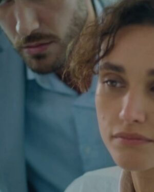 Ângelo Rodrigues Instagram - Escrevo por extenso porque parece mais impactante: oitenta e seis milhões. “Olhar Indiscreto” é a série brasileira mais vista da Netflix, acumulando um total de 86 milhões de horas assistidas globalmente.

O tsunami que o thriller psicológico brasileiro fez na matriarca do streaming é digno de registo. A série levou-nos numa viagem pelo mundo, alcançando o topo das listas de 57 países.

Não é todos os dias que se recebe uma notícia destas, e é por isso que deixo aqui costurado o meu orgulho. Aos que acompanharam a minha jornada transatlântica e tornaram esta aventura possível, o meu singelo obrigado.