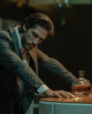 Ângelo Rodrigues Instagram - Escrevo por extenso porque parece mais impactante: oitenta e seis milhões. “Olhar Indiscreto” é a série brasileira mais vista da Netflix, acumulando um total de 86 milhões de horas assistidas globalmente.

O tsunami que o thriller psicológico brasileiro fez na matriarca do streaming é digno de registo. A série levou-nos numa viagem pelo mundo, alcançando o topo das listas de 57 países.

Não é todos os dias que se recebe uma notícia destas, e é por isso que deixo aqui costurado o meu orgulho. Aos que acompanharam a minha jornada transatlântica e tornaram esta aventura possível, o meu singelo obrigado.