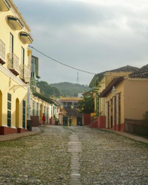Ângelo Rodrigues Instagram - Visitar Trinidad é como entrar numa cápsula do tempo. A cidade, com herança dos europeus que aqui passaram nos séculos 18 e 19, é um deleite para os olhos. 

Ora vemos igrejas deslumbrantes, ora casitas coloniais coloridas, tudo parece saído de um conto de fadas. 

As ruas de paralelepípedos deixariam qualquer calceteiro sentir-se um amador. Por outro lado, são o pânico de donzelas que ousem usar salto alto. 

Cada esquina reserva uma nova surpresa, seja um músico de rua que toca salsa ou uma vendedora de charutos cubanos; 

Trinidad é um vislumbre gratuito do passado, com aquele toque caloroso e bom feeling cubanos.

📸 @rolandoli_photography