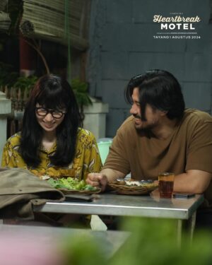 Angga Dwimas Sasongko Instagram - Diliat-liat Ava @laurabas kalo lagi sama Raga @chicco.jerikho senyum-senyum terus, nih. 

Ava, nggak pengen nanya “What are we?” ke Raga?? 🫣

Cari tau status resminya Ava dan Raga di bioskop 1 Agustus 2024!

#HeartbreakMotel #HeartbreakMotelFilm