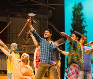 Angga Dwimas Sasongko Instagram - @cristian_imanuell had a dream. We had a plan and hope. I told him; "surprise me!".

The rest are great memories. Thank you for all the creative minds behind this amazing musical.

Go watch it @musikalkeluargacemara. Experience one of the most beautiful nights in your life with your loved ones.

Buy the ticket in the link on my bio.