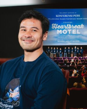 Angga Dwimas Sasongko Instagram - Sedikit cerita perjalanan pencarian jati diri Ava sudah dibagikan kemarin (28/06) di konferensi pers peluncuran teaser poster dan teaser video bersama pemilik novel Heartbreak Motel, filmmaker, dan jajaran pemain💔

Tak hanya rekan-rekan media yang tersentuh dengan kegelisahan Ava yang dihadapkan 2 pilihan sulit, tapi pemilik novel Heartbreak Motel, filmmaker, dan jajaran pemain juga sudah merasakan patah hati Ava.

Terima kasih untuk rekan-rekan media yang sudah hadir, semoga kabar-kabar baik dari kalian dapat mempersiapkan masyarakat Indonesia untuk PATAH HARI BERJAMAAH di bioskop, mulai tanggal 1 Agustus 2024 nanti!

#HeartbreakMotel
#HeartbreakMotelFilm