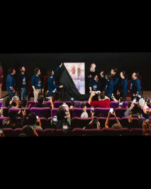 Angga Dwimas Sasongko Instagram - Sedikit cerita perjalanan pencarian jati diri Ava sudah dibagikan kemarin (28/06) di konferensi pers peluncuran teaser poster dan teaser video bersama pemilik novel Heartbreak Motel, filmmaker, dan jajaran pemain💔

Tak hanya rekan-rekan media yang tersentuh dengan kegelisahan Ava yang dihadapkan 2 pilihan sulit, tapi pemilik novel Heartbreak Motel, filmmaker, dan jajaran pemain juga sudah merasakan patah hati Ava.

Terima kasih untuk rekan-rekan media yang sudah hadir, semoga kabar-kabar baik dari kalian dapat mempersiapkan masyarakat Indonesia untuk PATAH HARI BERJAMAAH di bioskop, mulai tanggal 1 Agustus 2024 nanti!

#HeartbreakMotel
#HeartbreakMotelFilm