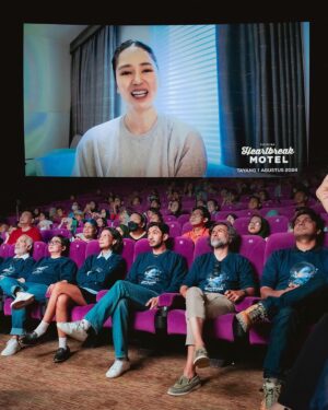Angga Dwimas Sasongko Instagram - Sedikit cerita perjalanan pencarian jati diri Ava sudah dibagikan kemarin (28/06) di konferensi pers peluncuran teaser poster dan teaser video bersama pemilik novel Heartbreak Motel, filmmaker, dan jajaran pemain💔

Tak hanya rekan-rekan media yang tersentuh dengan kegelisahan Ava yang dihadapkan 2 pilihan sulit, tapi pemilik novel Heartbreak Motel, filmmaker, dan jajaran pemain juga sudah merasakan patah hati Ava.

Terima kasih untuk rekan-rekan media yang sudah hadir, semoga kabar-kabar baik dari kalian dapat mempersiapkan masyarakat Indonesia untuk PATAH HARI BERJAMAAH di bioskop, mulai tanggal 1 Agustus 2024 nanti!

#HeartbreakMotel
#HeartbreakMotelFilm