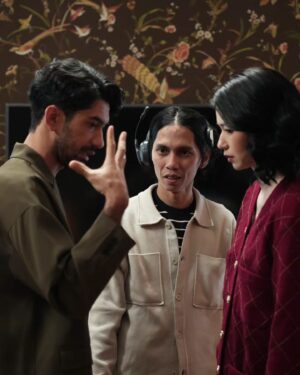 Angga Dwimas Sasongko Instagram - 16 tahun lalu, tepatnya tahun 2008 saya pertama kali ketemu Reza di lorong sebuah perusahaan film di Kebon Jeruk, Jakarta. Dari sana kami kerja bareng menghasilkan film romance yang katanya paling cocok ditonton saat Halloween, judulnya "Hari Untuk Amanda." Film pertamanya @visinemaid.

Sejak saat itu kami berteman karib. Reza tumbuh jadi aktor prolific dan bisa dibilang salah satu yang terbaik yang Indonesia pernah punya. Saya pun sibuk membangun Visinema pelan - pelan, film demi film.

16 tahun berlalu, waktu mempertemukan kami kembali di sebuah proyek film panjang lagi, yang kebetulan adalah film romance juga, berjudul @heartbreakmotelfilm.

16 tahun bukan waktu yang pendek. Sepanjang itu kami berkembang, bereksperimen dengan medium kami, menemukan banyak letupan baru yang membawa kami lebih maju dalam berkarya.

Bekerjasama lagi dengan @officialpilarez dalam film ini, bukan cuma menebus rasa kangen dan penasaran gimana rasanya kolaborasi dengannya setelah 2 windu. Tapi juga joyful experience karena kami yang udah makin tua dan tumbuh ini ternyata masih 2 manusia yang sama - sama terlalu jatuh cinta sama film dan storytelling. Heartbreak Motel akan menjadi manifestati kami terhadap rasa cinta itu.

Sebuah film romance yang akan membawa kamu ke sudut - sudut paling dalam rasanya jatuh cinta dan patah hati, membasuh luka dan menemukan pelukan yang menyembuhkan.

#HeartbreakMotel bulan Agustus di bioskop.