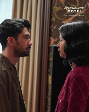 Angga Dwimas Sasongko Instagram - Katanya sih Ava @laurabas dan Reza @officialpilarez tuh pasangan artis paling couple goals. Tapi kok, dibalik layar malah pada irit senyum gini? 😵‍💫

Cari tau se-couple goals apa sih mereka, di bioskop 1 Agustus 2024!

#HeartbreakMotel #HeartbreakMotelFilm