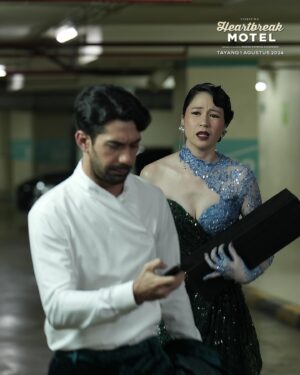 Angga Dwimas Sasongko Instagram - Katanya sih Ava @laurabas dan Reza @officialpilarez tuh pasangan artis paling couple goals. Tapi kok, dibalik layar malah pada irit senyum gini? 😵‍💫

Cari tau se-couple goals apa sih mereka, di bioskop 1 Agustus 2024!

#HeartbreakMotel #HeartbreakMotelFilm