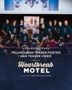 Angga Dwimas Sasongko Instagram - Sedikit cerita perjalanan pencarian jati diri Ava sudah dibagikan kemarin (28/06) di konferensi pers peluncuran teaser poster dan teaser video bersama pemilik novel Heartbreak Motel, filmmaker, dan jajaran pemain💔

Tak hanya rekan-rekan media yang tersentuh dengan kegelisahan Ava yang dihadapkan 2 pilihan sulit, tapi pemilik novel Heartbreak Motel, filmmaker, dan jajaran pemain juga sudah merasakan patah hati Ava.

Terima kasih untuk rekan-rekan media yang sudah hadir, semoga kabar-kabar baik dari kalian dapat mempersiapkan masyarakat Indonesia untuk PATAH HARI BERJAMAAH di bioskop, mulai tanggal 1 Agustus 2024 nanti!

#HeartbreakMotel
#HeartbreakMotelFilm