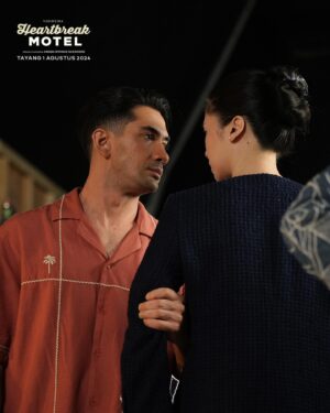 Angga Dwimas Sasongko Instagram - Katanya sih Ava @laurabas dan Reza @officialpilarez tuh pasangan artis paling couple goals. Tapi kok, dibalik layar malah pada irit senyum gini? 😵‍💫

Cari tau se-couple goals apa sih mereka, di bioskop 1 Agustus 2024!

#HeartbreakMotel #HeartbreakMotelFilm